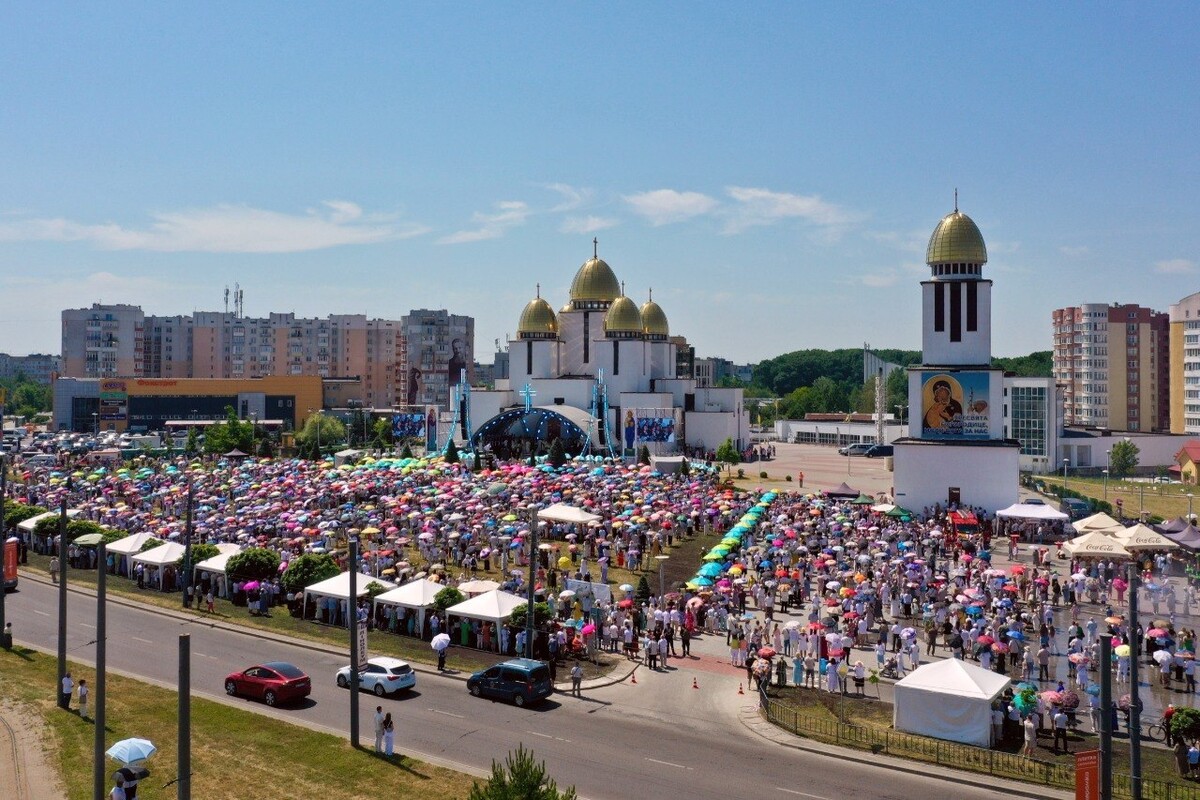 Тисячі вірян зібрались на площі перед храмом Різдва Пресвятої Богородиці на Сихові, Львів, 28 червня 2026 року