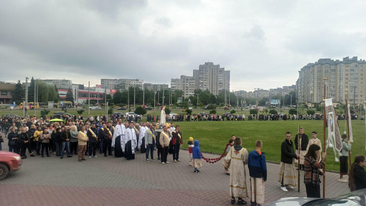 Вервична процесія з пілігримською статуєю Фатімської Богородиці у Львові